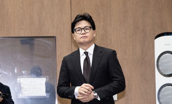 기자회견장 들어서는 한동훈