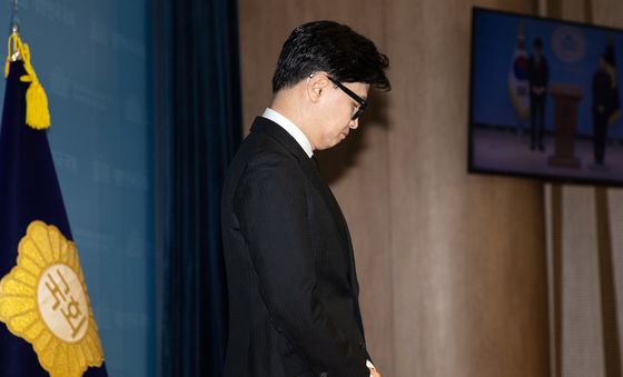 제명된 한동훈 '생각에 잠겨'