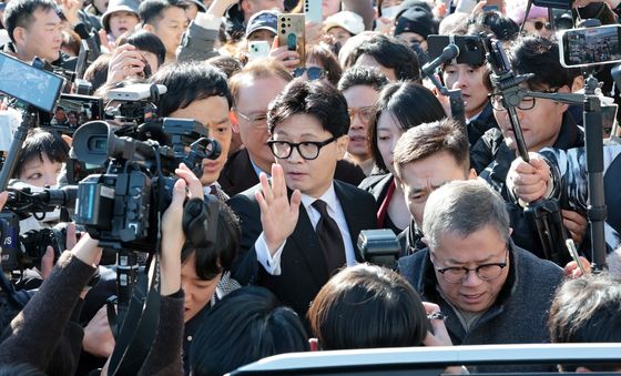 차량으로 향하는 한동훈