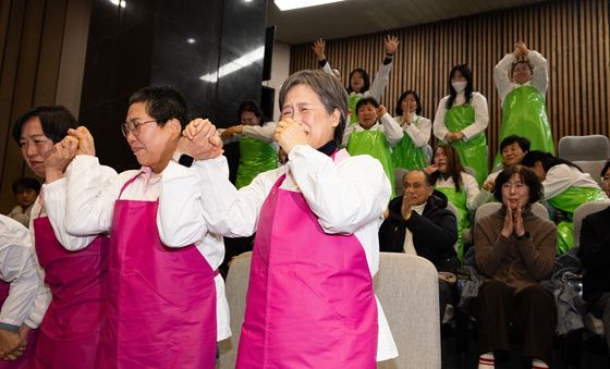 학교급식법 개정안 통과 '눈물 흘리는 노동자들'