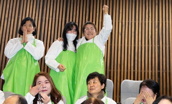 학교급식법 개정안 본회의 통과 '환호'