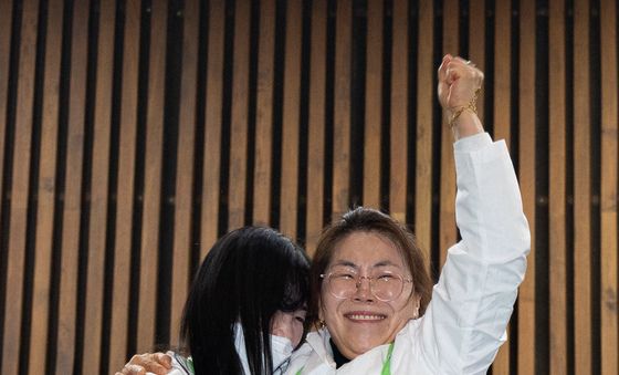 환호하는 학교 급식 노동자들