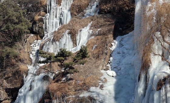 얼어붙은 홍제천 인공폭포