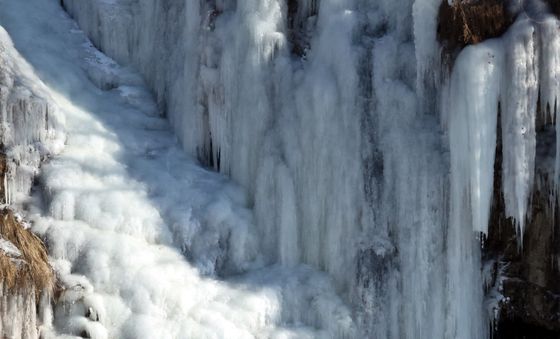 꽁꽁 얼어붙은 인공폭포