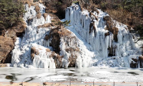 홍제천 인공폭포 '꽁꽁'