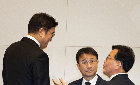 우원식 국회의장과 대화하는 여야 원내대표