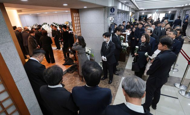 조문객으로 붐비는 故 이해찬 전 총리 빈소