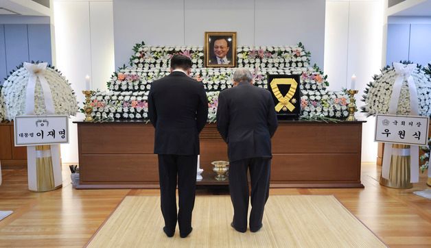 이해찬 전 총리 빈소, 묵념하는 임동원 전 장관