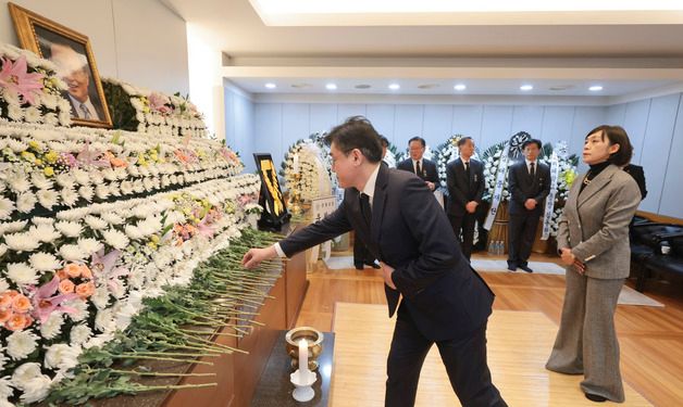 이해찬 전 총리 빈소, 헌화하는 김재준 전 청와대 춘추관장