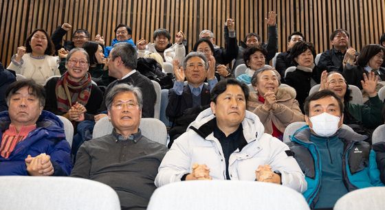 환호하는 국가폭력 피해 가족들