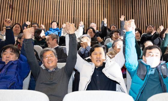 과거사정리 기본법 의결에 환호하는 국가폭력 피해자 가족들