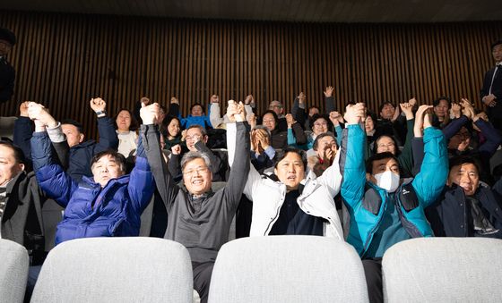과거사정리 기본법 개정안 통과, 환호하는 국가폭력피해자 가족들