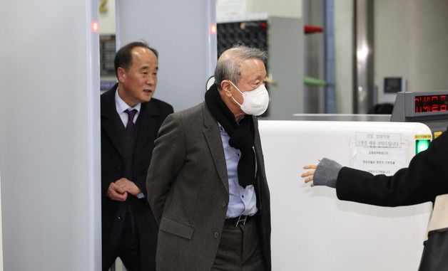 홍원식 전 남양유업 회장, 배임 혐의 1심 징역 3년 선고