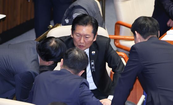 대화나누는 정청래 대표