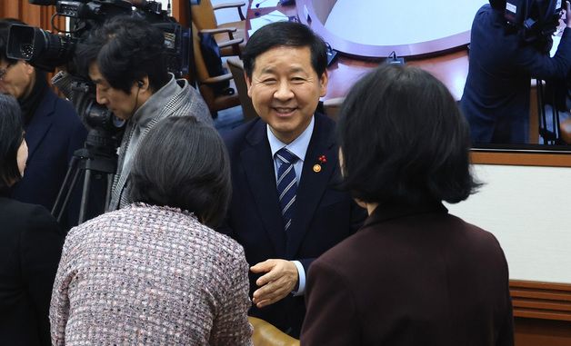 참석자들과 인사 나누는 구윤철 부총리