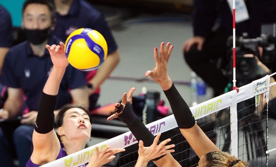 스파이크 날리는 흥국생명 최은지