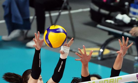 블로킹시도하는 흥국생명 이다현·최은지