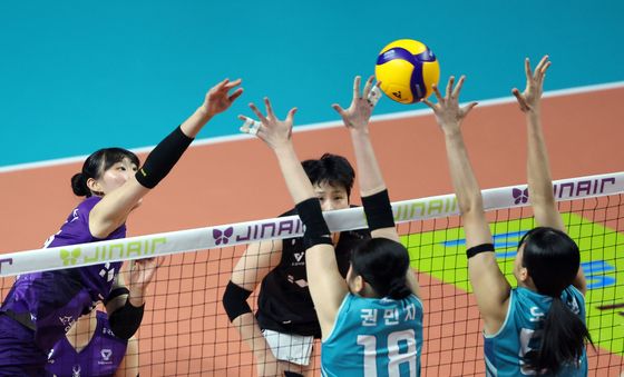 공격 시도하는 흥국생명 정윤주