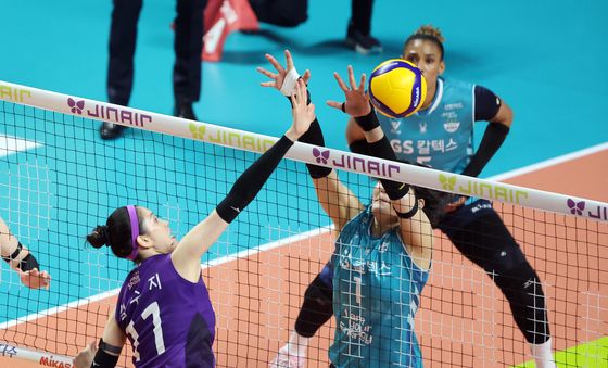 밀어넣기 시도하는 흥국생명 김수지