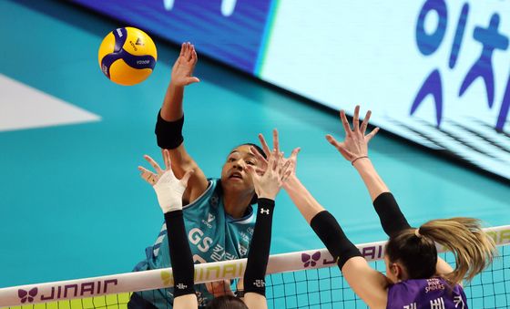 스파이크 날리는 GS칼텍스 레이나