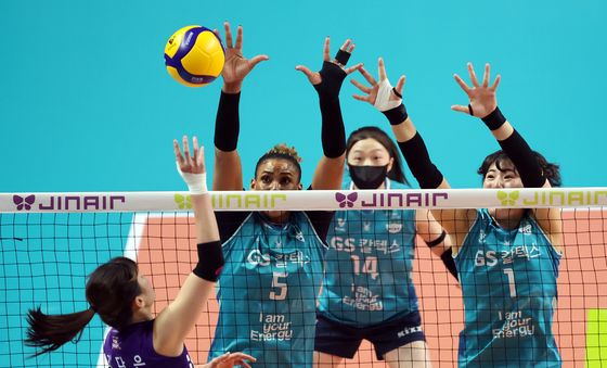 블로킹 시도하는 실바·최가은