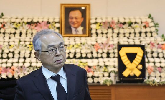 이해찬 전 총리 조문마친 오거돈 전 부산시장