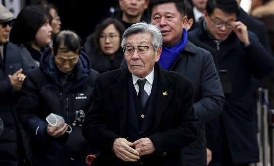 고 이해찬 전 총리 빈소 찾은 유인태 전 국회 사무총장