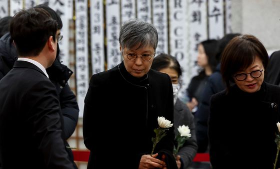 가수 이은미, 고 이해찬 전 총리 빈소 조문