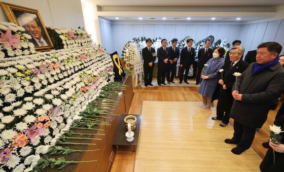 이해찬 전 총리 빈소 조문하는 유인태 전 국회 사무총장