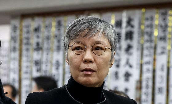 고 이해찬 전 총리 빈소 찾은 가수 이은미