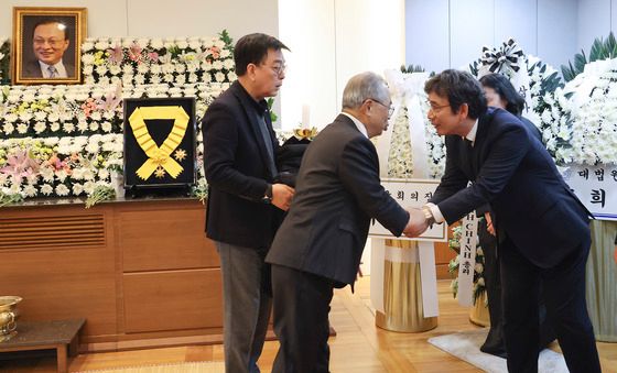 이해찬 전 총리 빈소 찾은 오거돈 부산시장