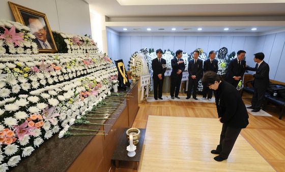 이해찬 전 총리 빈소 조문하는 강금실 전 장관