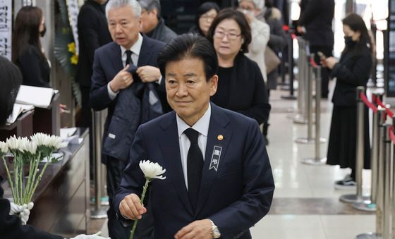 이해찬 전 총리 빈소 찾은 정동영 통일부 장관