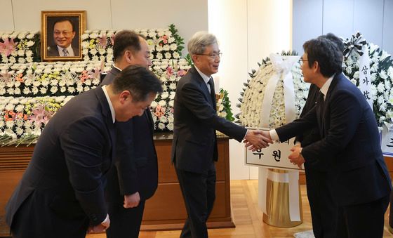 유시민 전 장관과 인사 나누는 김상환 헌재소장