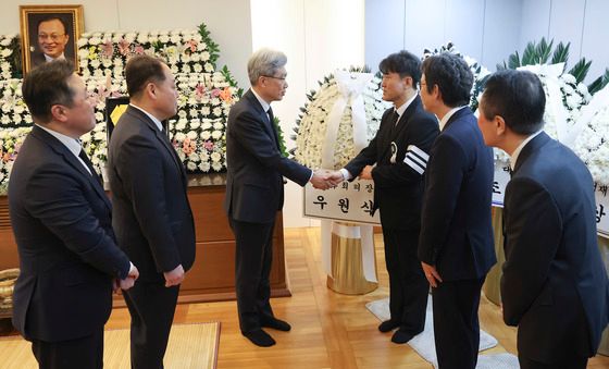 유가족 위로하는 김상환 헌재소장