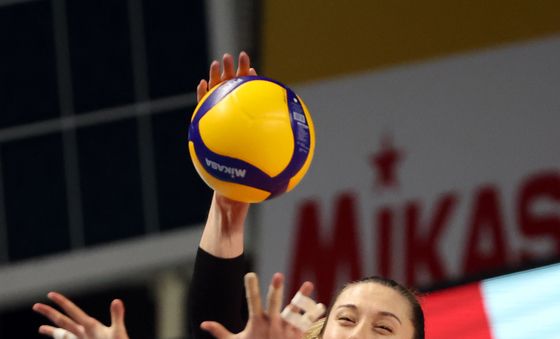 스파이크 날리는 흥국생명 레베카