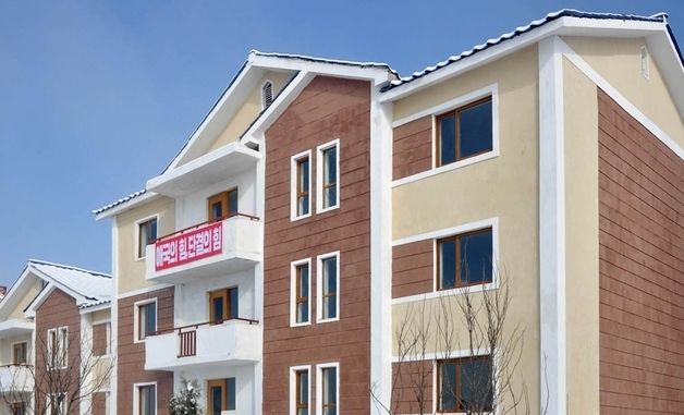 새 살림집 받아 안은 北주민들…"당의 은덕으로 문명 부흥"