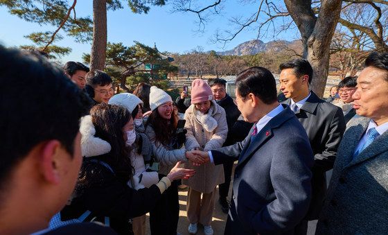 시민들과 인사 나누는 이재명 대통령