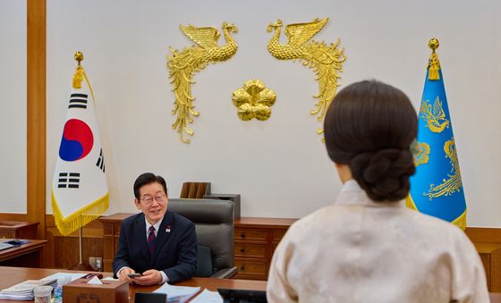 김혜경 여사와 담소 나누는 이재명 대통령