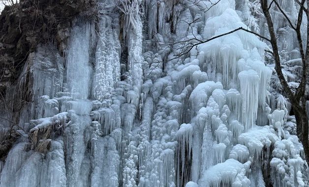 춘천 구곡폭포 일대 얼음바위