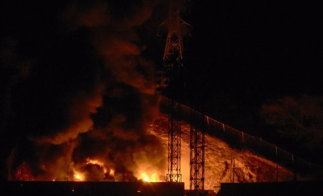 공습으로 불길 치솟는 베네수엘라 군사 시설