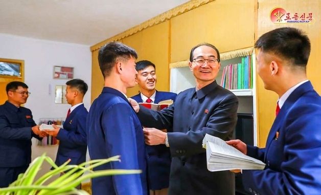 北 평양출판인쇄대학 간부들, 학생 기숙사 방문