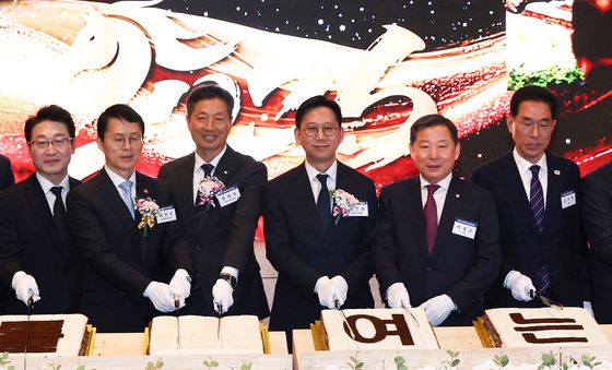 떡 커팅하는 배경훈 부총리