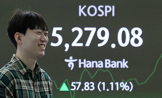 코스피, 개인 '사자' 강보합 출발...또 장중 최고치