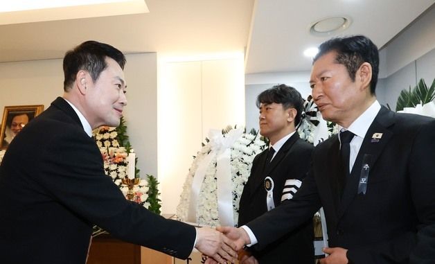 故 이해찬 빈소, 악수하는 여야 대표