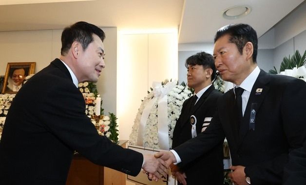 故 이해찬 전 총리 빈소, 악수하는 장동혁·정청래