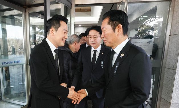 장동혁 대표 배웅하는 정청래 대표