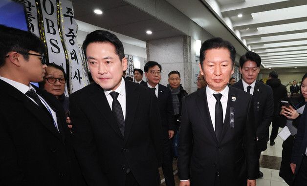 조문마친 장동혁 대표 배웅하는 정청래 대표