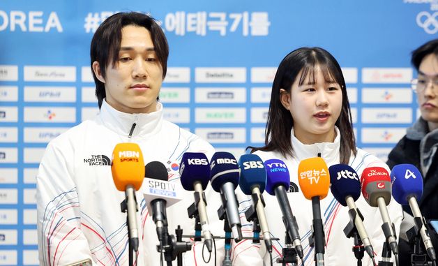 인터뷰하는 김지수와 홍수정