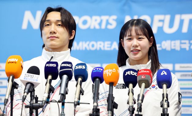 인터뷰하는 김지수와 홍수정